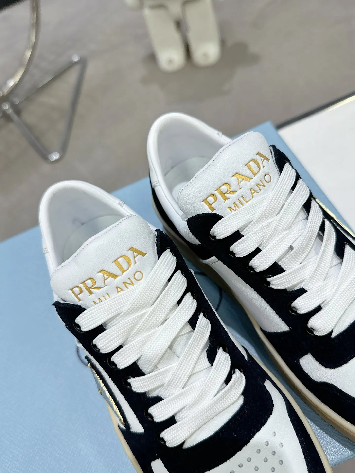 👟👟Ex-factory price 600👟👟 Prada Latest Downtown Bold series Thick-soled Platform Shoes Triangle Logo Casual Sports Shoes White Shoes Original purchase, development and production Downtown Bold sneakers are inspired by the basketball shoes of the 1980s, with sporty design and exquisite details. Crafted from perforated leather, the statement platform sole provides a unique, modern style. The Prada logo is interpreted from different angles, decorated with the iconic enameled triangular metal logo, highlighting the unique classic style. Exquisite packaging at the delivery counter🛍📦 ▪️Fabric: Original custom imported first-layer cowhide ▪️Inner lining: Original imported sheepskin ▪️Outsole: Original open-molded ultra-light foam material ▪️Sole thickness: 4.5CM ▪️Size: Women's 35-40